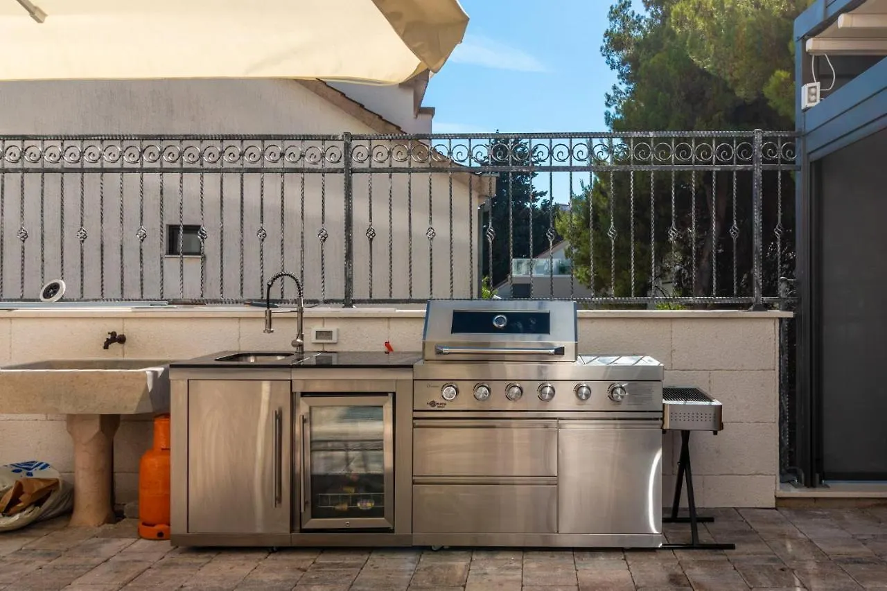 Apartment Villa Valentina With Pool Trogir Kroatien