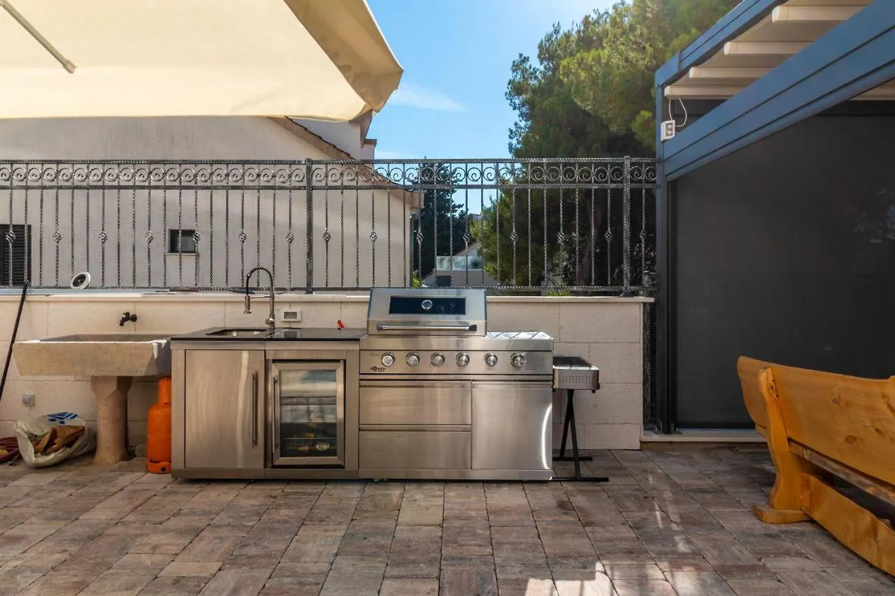 Apartment Villa Valentina With Pool Trogir Kroatien